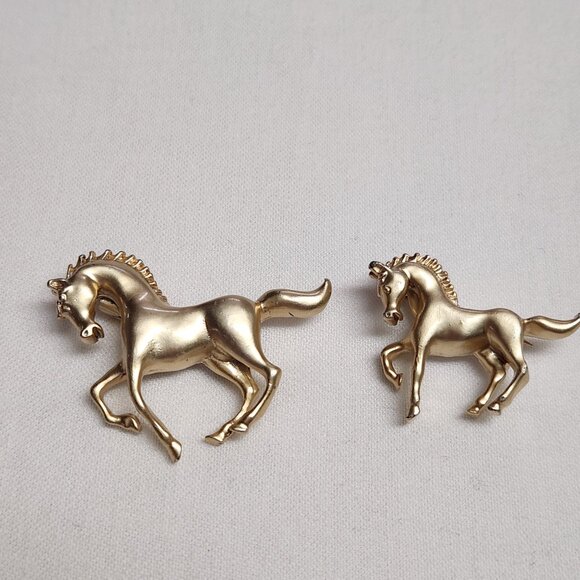 VINTAGE Momma Horse and Foal Pin Brooch Set - Galloping - Brushed Gold Tone - Picture 3 of 10